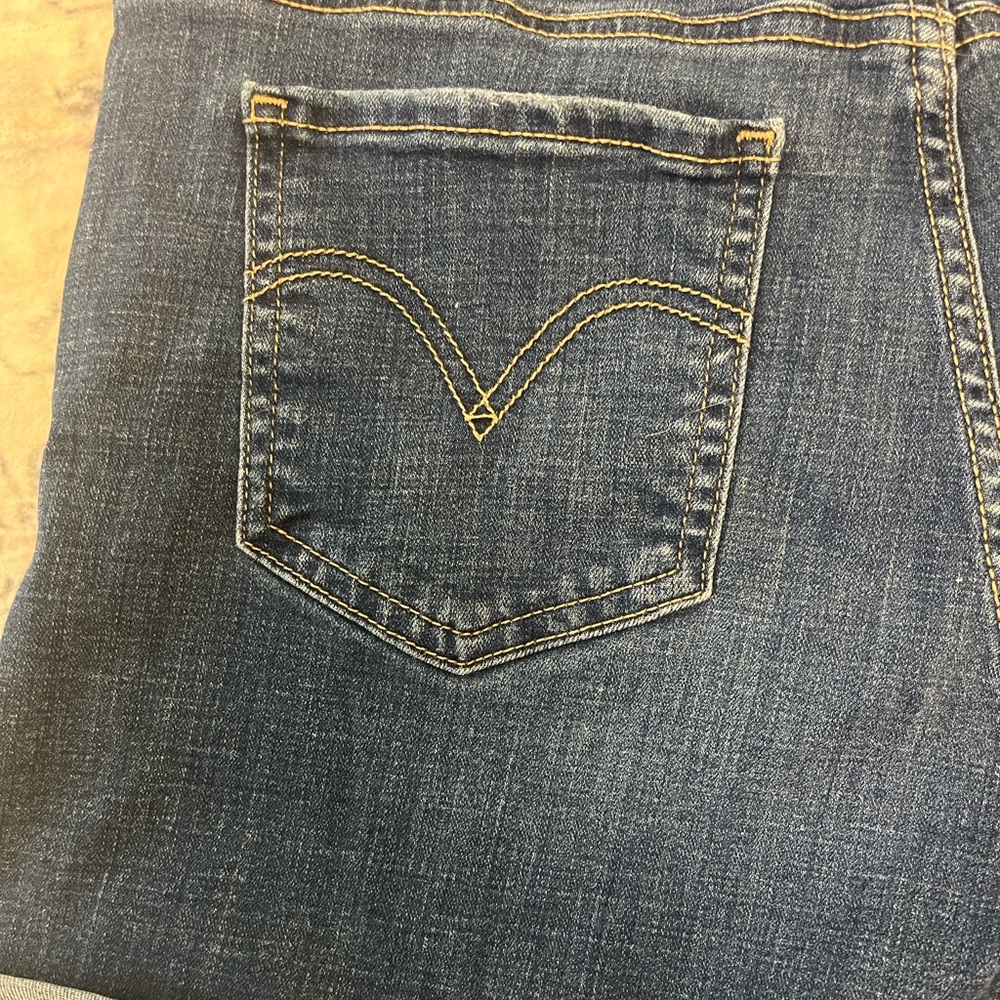 Levi's Women's mid rise Dark Blue Rolled-Hem Denim Shorts - Picture 7 of 7